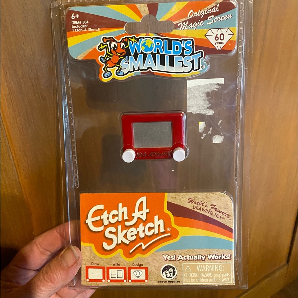 World’s Smallest  etch a sketch!  So cute!  Works!  New in packaging